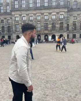 Edmond sur la place du Dam à Amsterdam