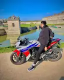 Edmond sur sa Honda CBR500R