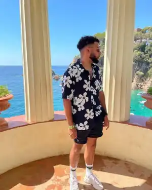 Edmond dans une rotonde face à la mer