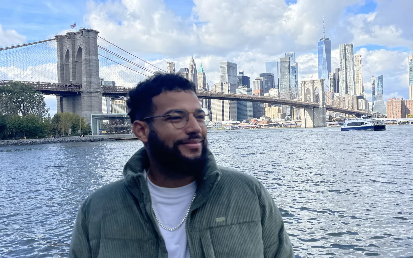Edmond au bord de l'East River, face à Manhattan et au pont de Brooklyn