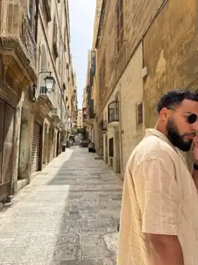 Edmond dans une ruelle de Malte