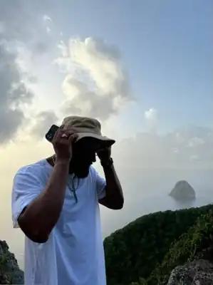 Edmond face au Rocher du Diamant en Martinique