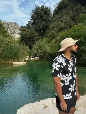 Edmond au bord d'une rivière turquoise en Sicile